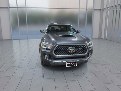 Used 2018 Toyota Tacoma TRD Sport w/ Exterior Package AWD/4WD image 3