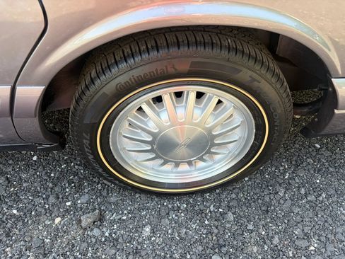 Used 1995 Lincoln Town Car Signature RWD image 18