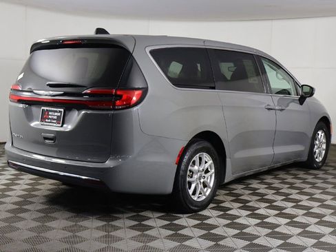 Used 2023 Chrysler Pacifica Touring-L FWD image 11