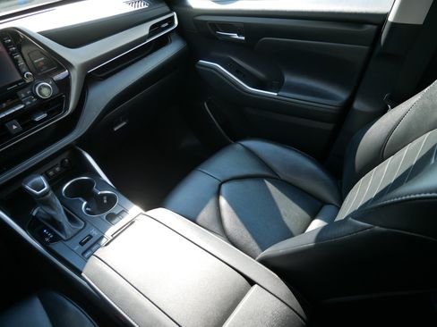 Used 2021 Toyota Highlander XLE AWD/4WD image 11