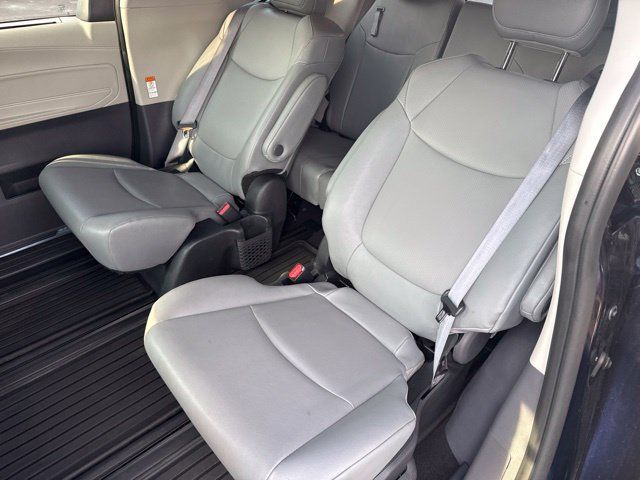 Used 2023 Toyota Sienna XLE FWD image 23