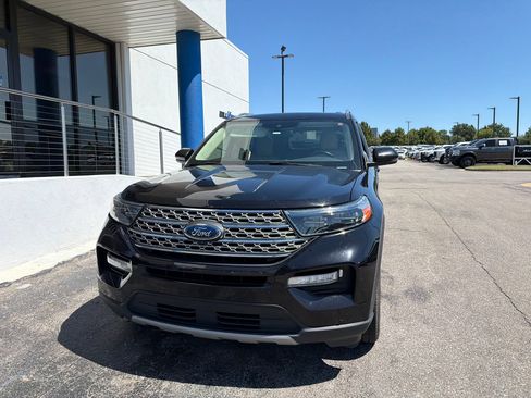 Used 2022 Ford Explorer Limited w/ Equipment Group 301A AWD/4WD image 2