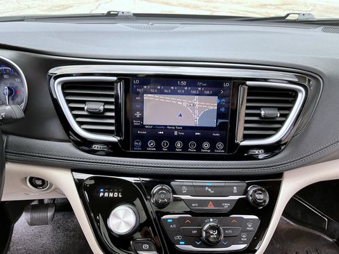 Used 2020 Chrysler Pacifica Limited FWD image 13