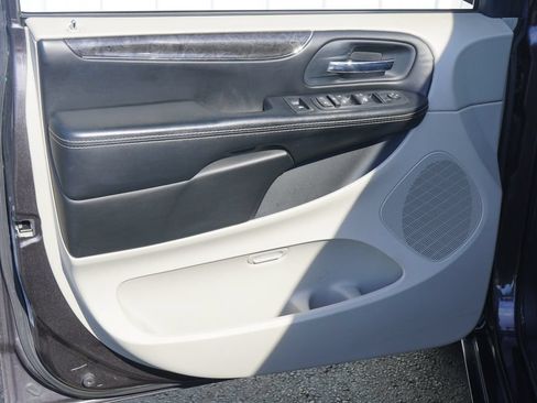 Used 2016 Chrysler Town & Country Touring-L FWD image 10