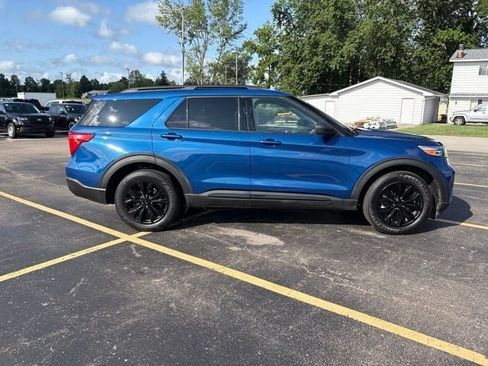Used 2021 Ford Explorer XLT w/ Equipment Group 202A AWD/4WD image 2