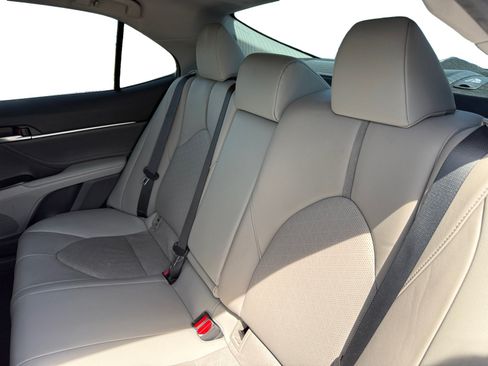 Used 2018 Toyota Camry XSE FWD image 16