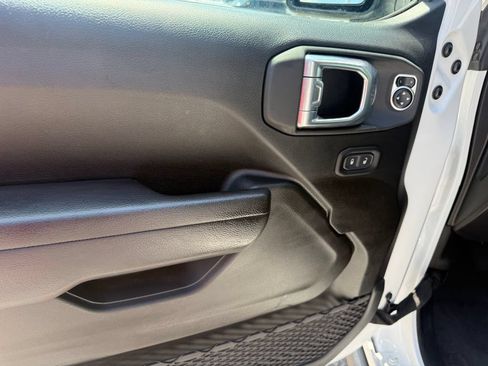 Used 2024 Jeep Gladiator Sport AWD/4WD image 5