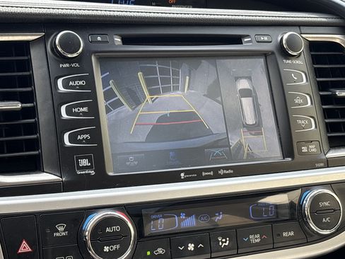 Used 2019 Toyota Highlander Limited Platinum AWD/4WD image 25