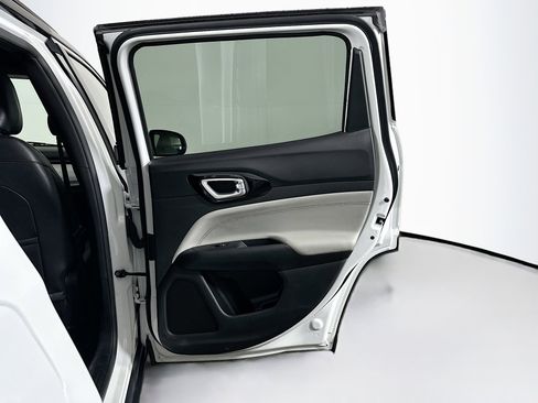 Used 2025 Jeep Compass Limited image 28