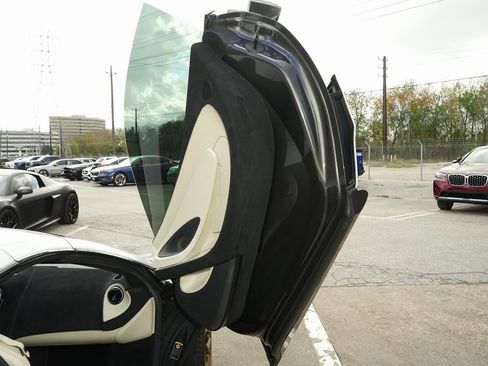 Used 2019 McLaren 570S Spider image 11