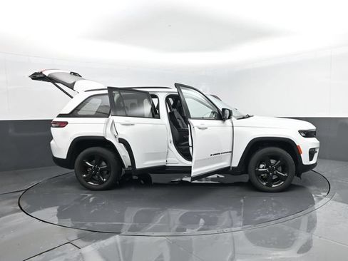 Used 2023 Jeep Grand Cherokee Limited w/ Black Appearance Package AWD/4WD image 31