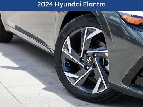 Used 2024 Hyundai Elantra SEL w/ Convenience Package image 2