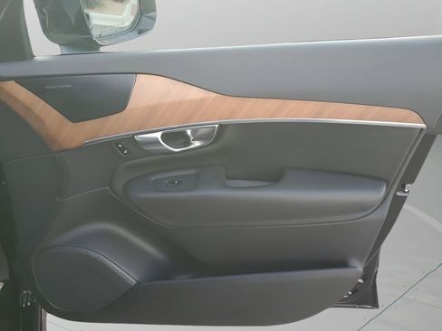 Used 2023 Volvo XC90 B6 Plus image 13