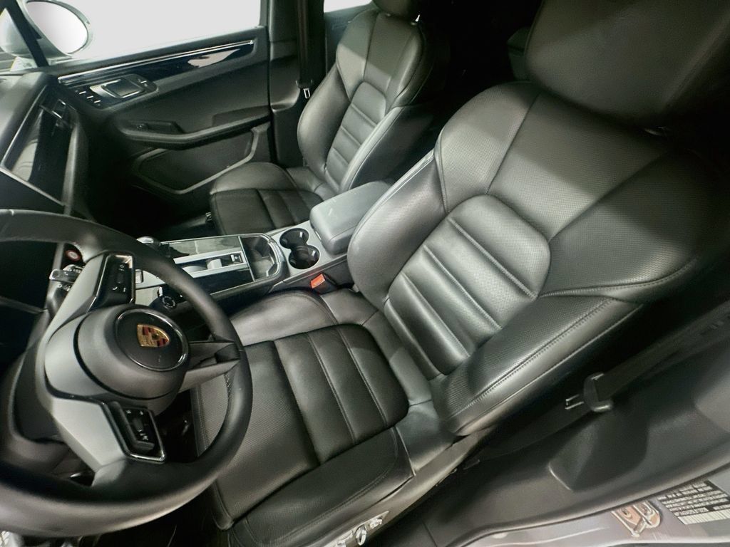 Certified 2025 Porsche Macan AWD/4WD image 5