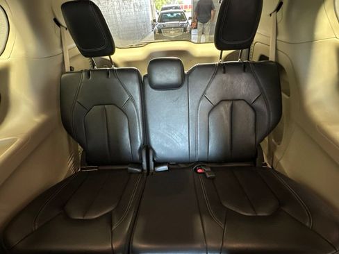 Used 2022 Chrysler Pacifica Touring-L FWD image 23