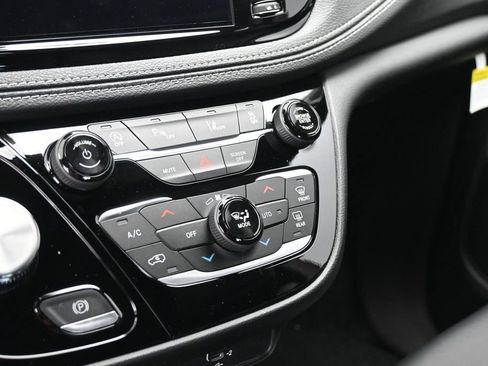 New 2027 Chrysler Pacifica Select FWD image 19