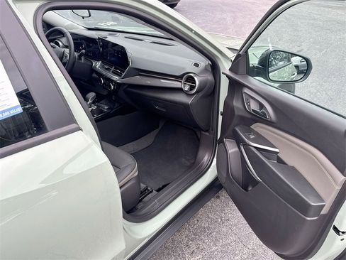 Used 2025 Chevrolet Trax ACTIV w/ Driver Confidence Package image 27