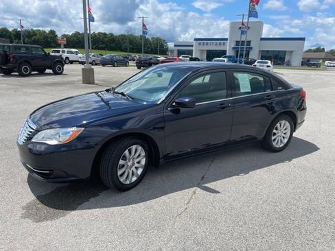 Used 2011 Chrysler 200 Touring FWD image 4