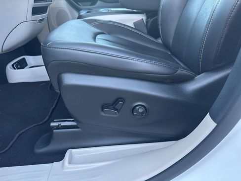 Used 2024 Chrysler Pacifica Touring-L FWD image 15