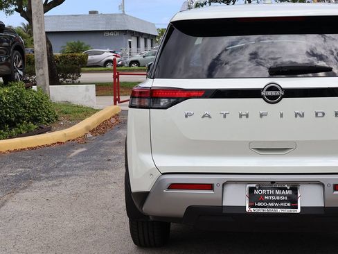 Used 2024 Nissan Pathfinder SL FWD image 18