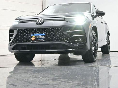Used 2025 Volkswagen Tiguan SE R-Line AWD/4WD image 29