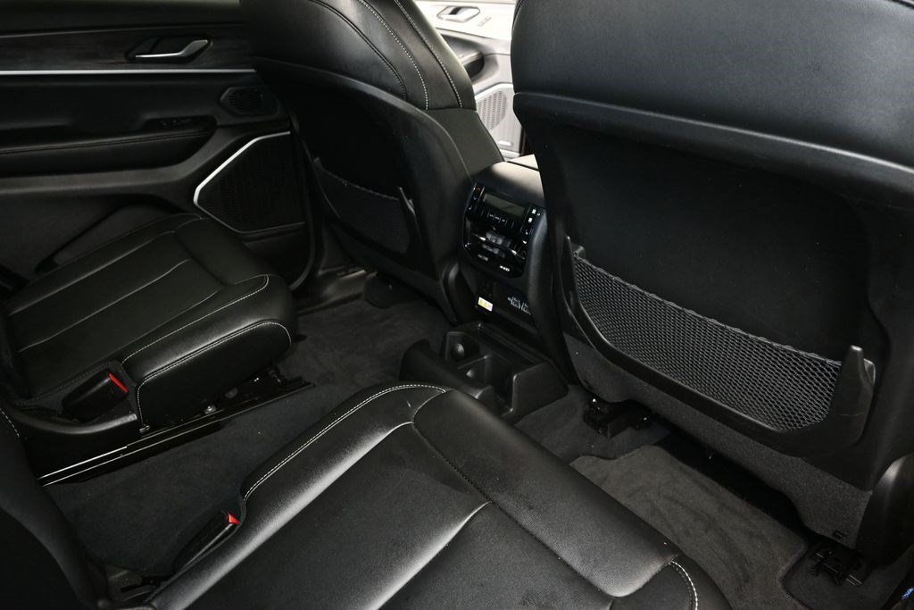 Used 2023 Jeep Grand Cherokee L Limited RWD image 10