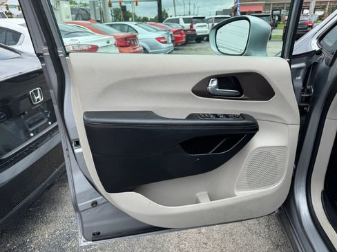 Used 2019 Chrysler Pacifica Touring-L FWD image 12