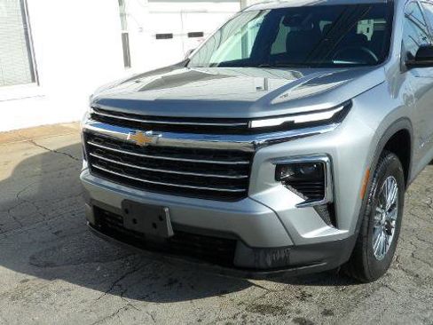 Used 2025 Chevrolet Traverse LT image 2