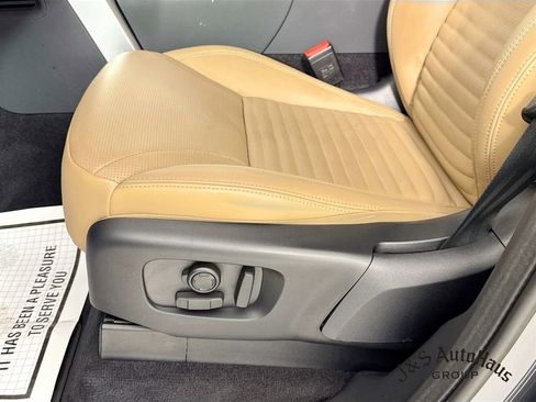 Used 2023 Land Rover Discovery Metropolitan Edition AWD/4WD image 26