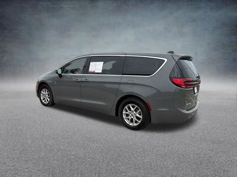 Used 2023 Chrysler Pacifica Touring-L FWD image 13
