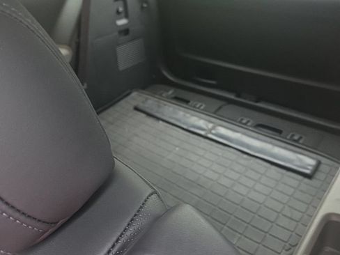Used 2025 Kia Carnival FWD image 12