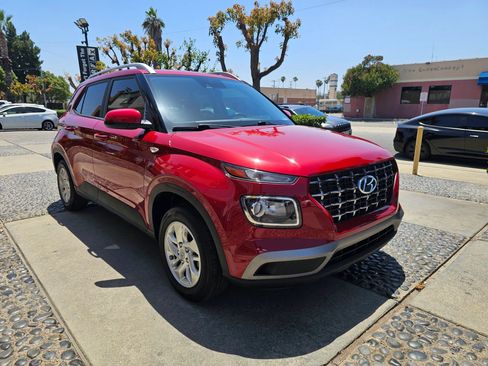 Used 2020 Hyundai Venue SEL w/ Convenience Package FWD image 3