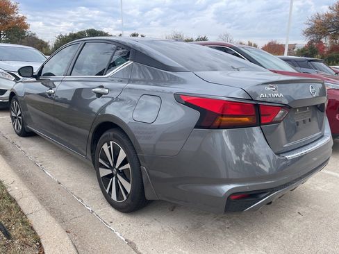 Certified 2022 Nissan Altima 2.5 SV w/ SV Premium Package image 3