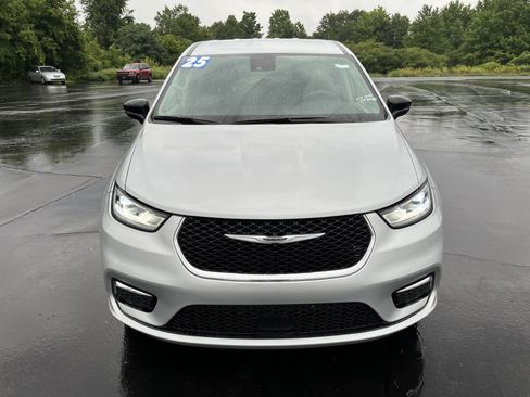 Used 2024 Chrysler Pacifica Touring-L FWD image 2