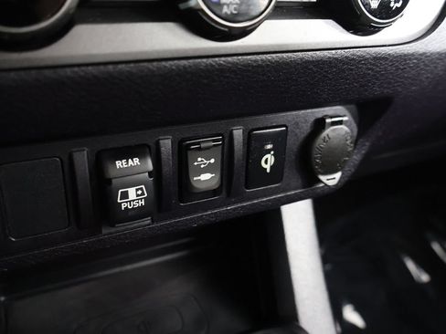 Used 2018 Toyota Tacoma TRD Sport AWD/4WD image 43