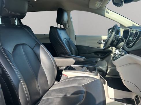 Used 2023 Chrysler Pacifica Touring-L FWD image 24