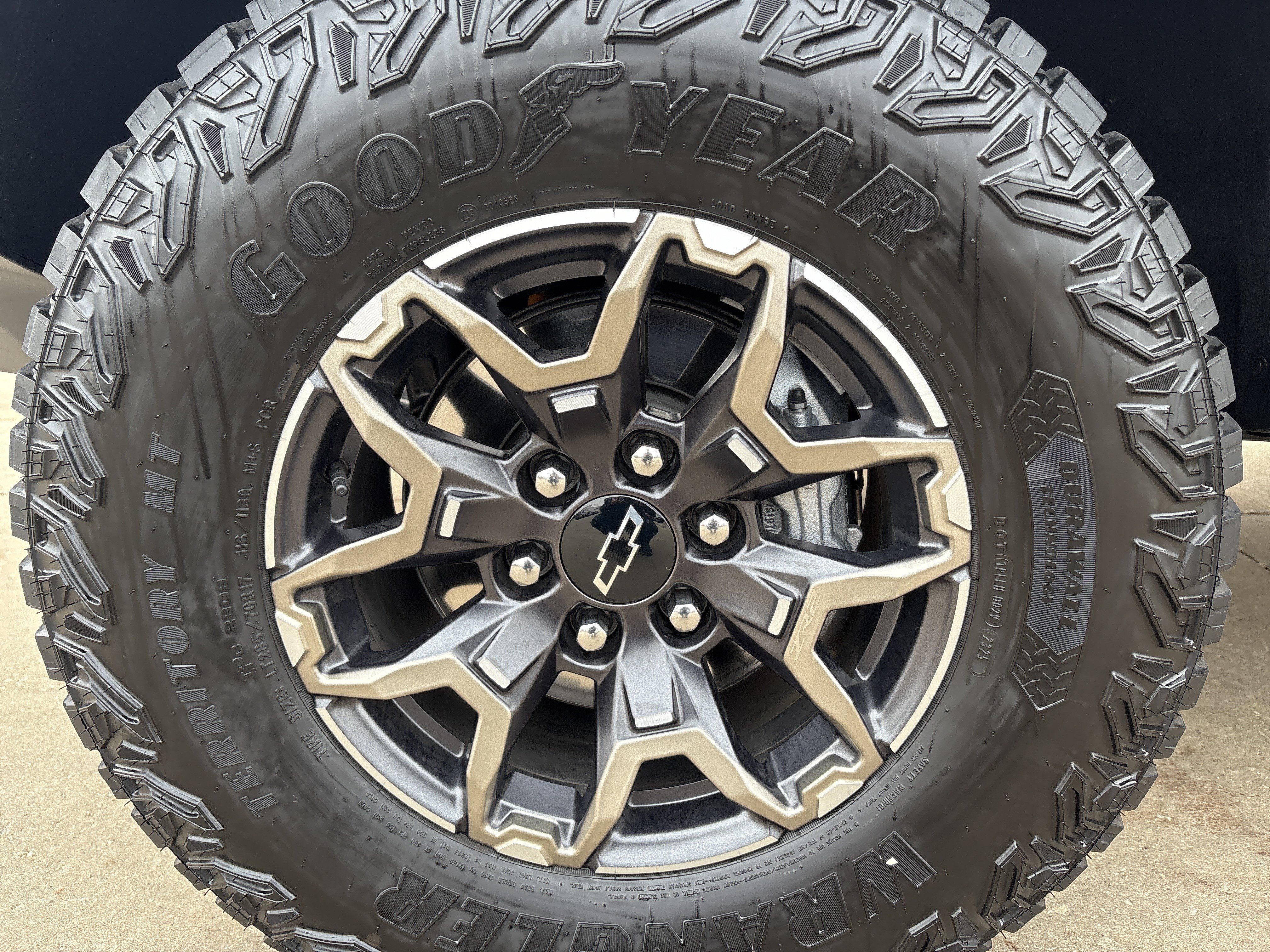 Used 2026 Chevrolet Colorado ZR2 w/ Technology Package AWD/4WD image 9