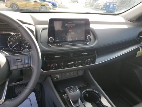 Used 2022 Nissan Rogue SV w/ SV Premium Package image 17