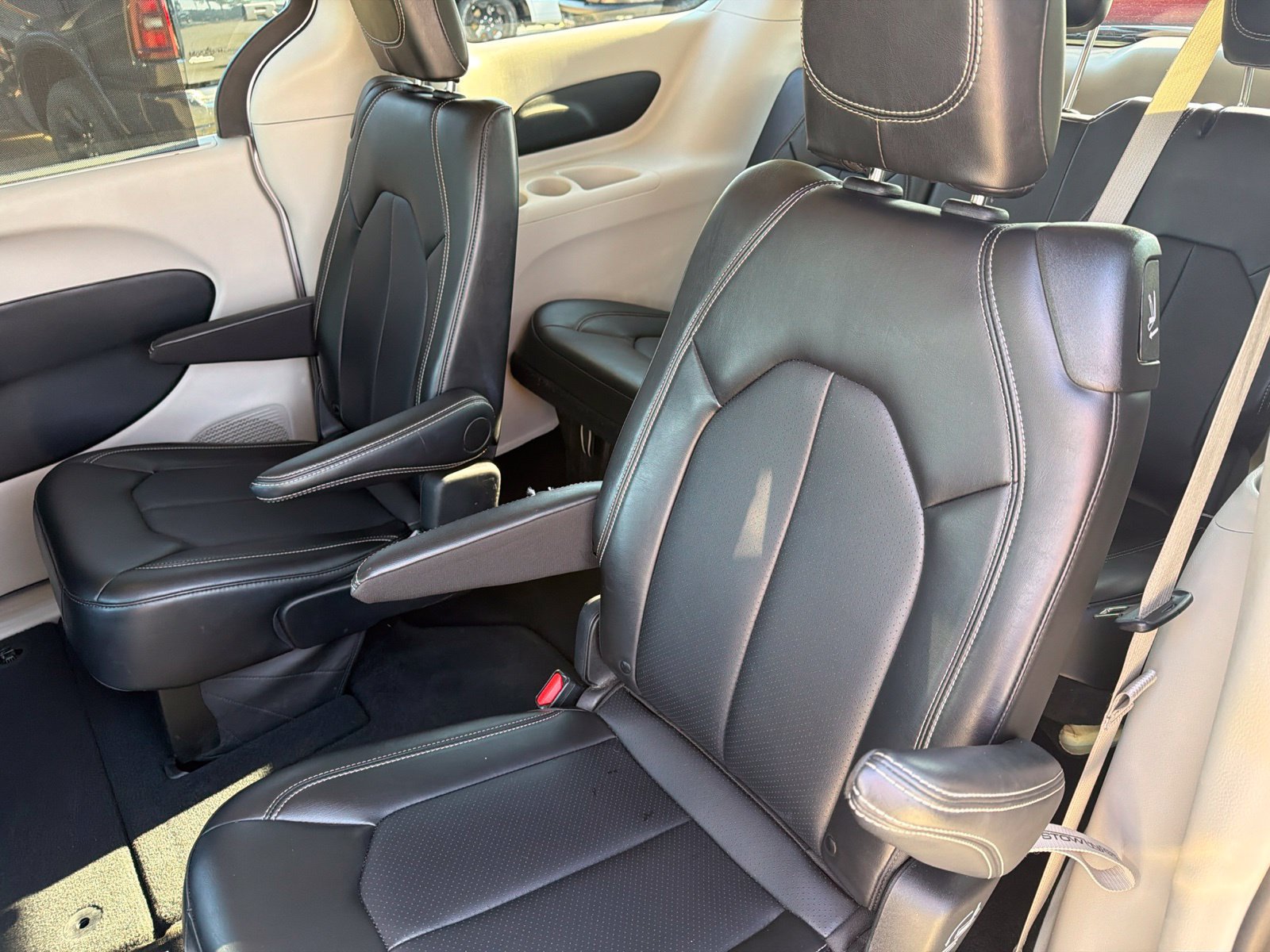 Used 2024 Chrysler Pacifica Touring-L FWD image 18