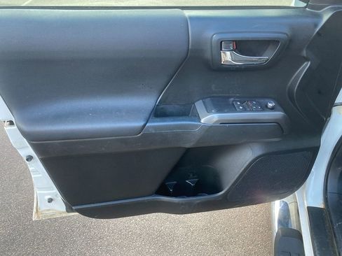 Used 2017 Toyota Tacoma TRD Off-Road image 11