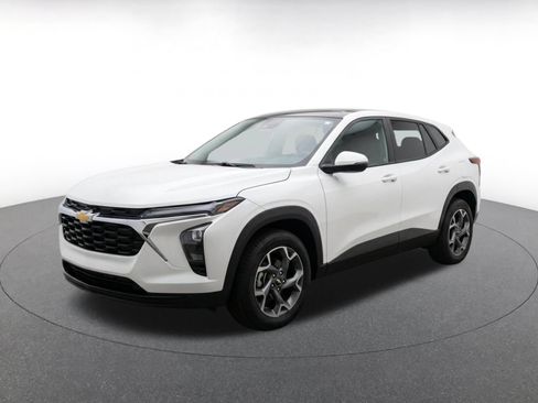 Used 2025 Chevrolet Trax LT FWD image 3