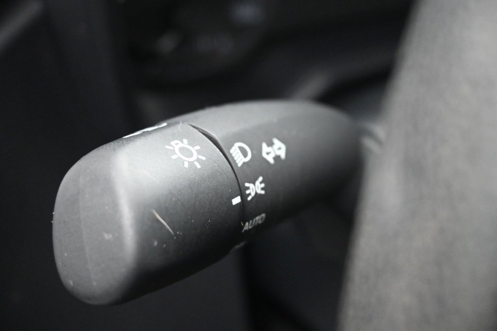 Used 2025 Toyota Corolla LE w/ Carpet Mat Package (TMS) FWD image 13