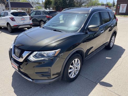 Used 2017 Nissan Rogue SV image 2