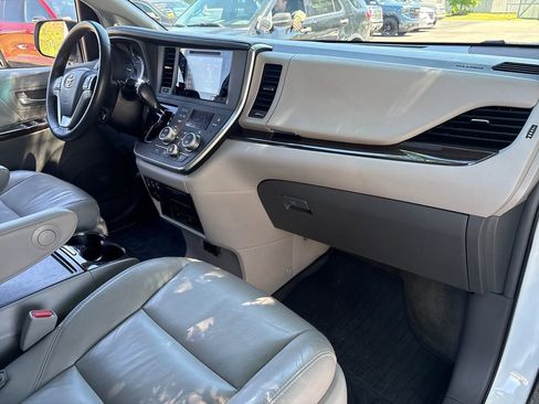 Used 2017 Toyota Sienna XLE Premium FWD image 43