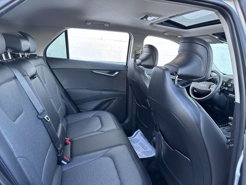 New 2025 Kia Niro SX image 13