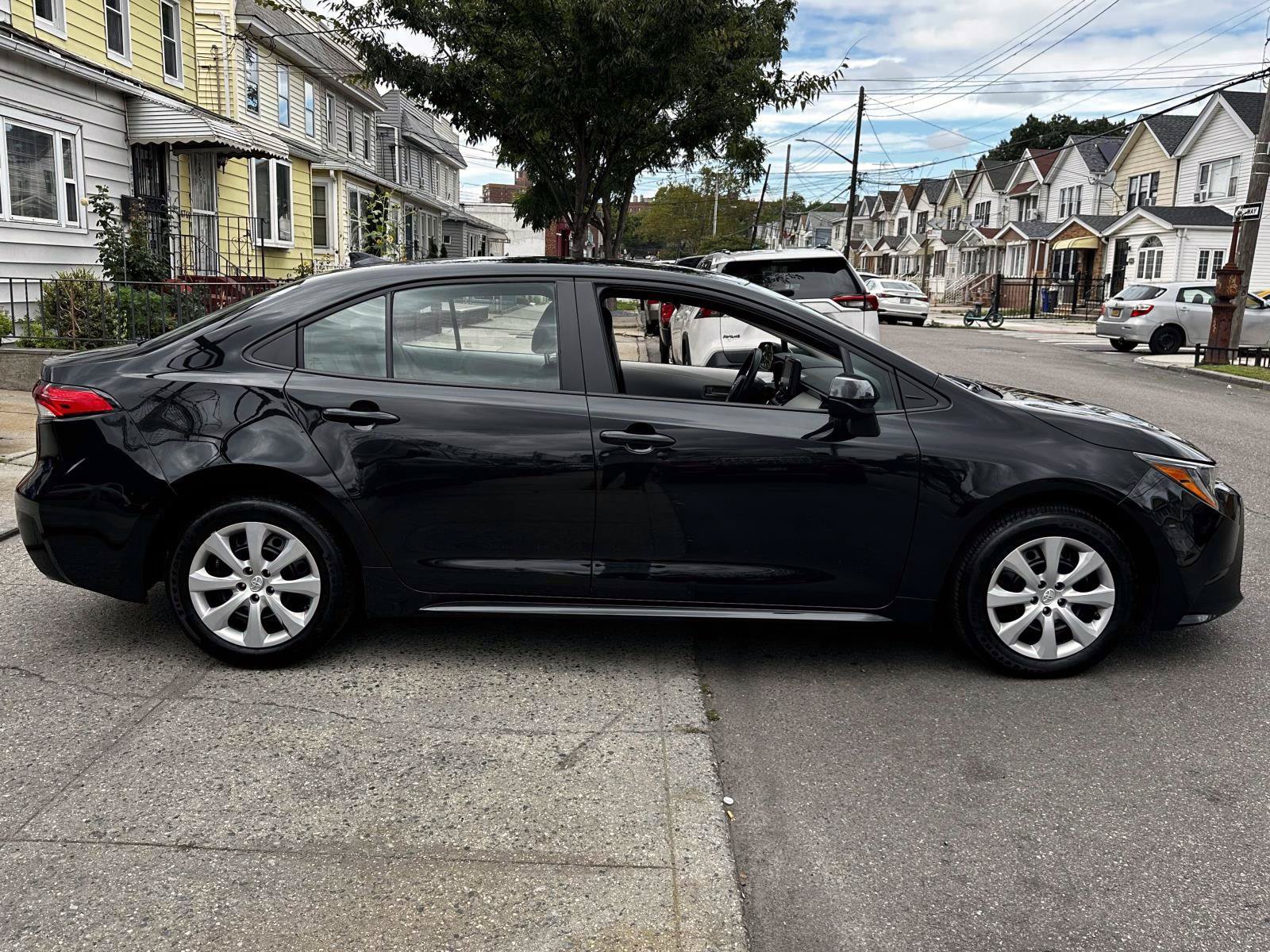Certified 2022 Toyota Corolla LE FWD image 6