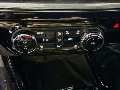 Used 2025 Chevrolet Trax RS w/ Sunroof Package FWD image 15