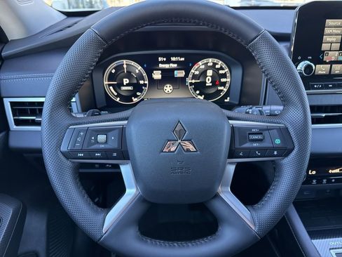 New 2025 Mitsubishi Outlander SE image 15