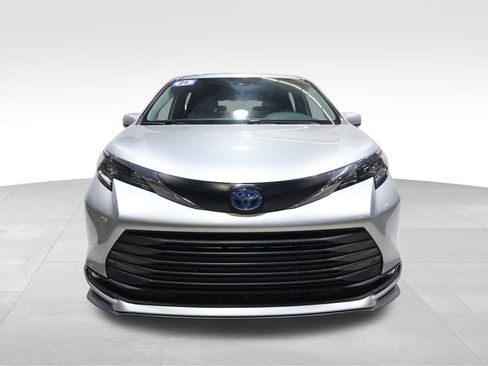 Used 2025 Toyota Sienna XLE image 7