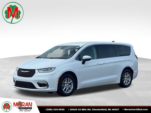 Used 2023 Chrysler Pacifica Touring-L FWD image 1
